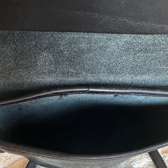 Vintage Chic Black Crossbody Bag with Buckle - Picture 8 of 16